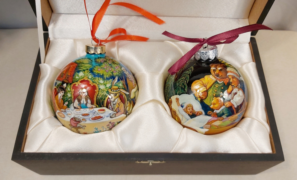 Набор новогодних шаров с полной росписью "Алиса в стране чудес" и  "Маша и медведи"