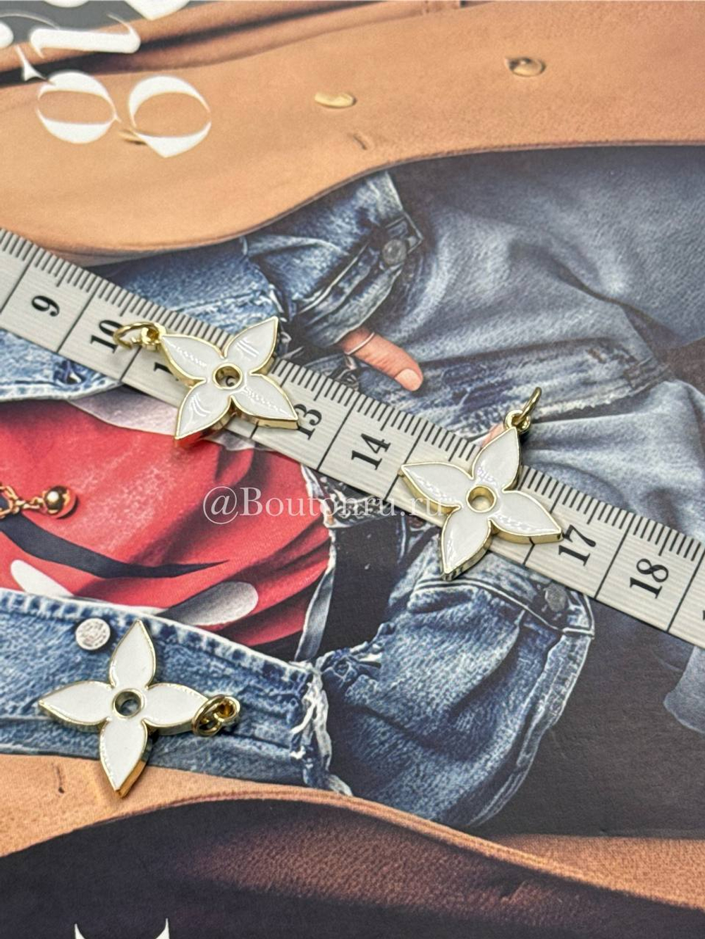 Подвеска золотистая ЛВ "Цветок" с белой эмалью 26х23 мм