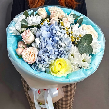 Авторский букет с голубой гортензией