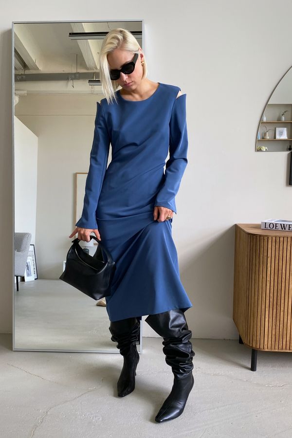 Платье с разрезами на плечах