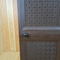 Тумба-шкаф пластиковая "УЮТ", с усиленными рёбрами жёсткости, одна плетёная дверца. Цвет: Бежевый с коричневой дверцей.