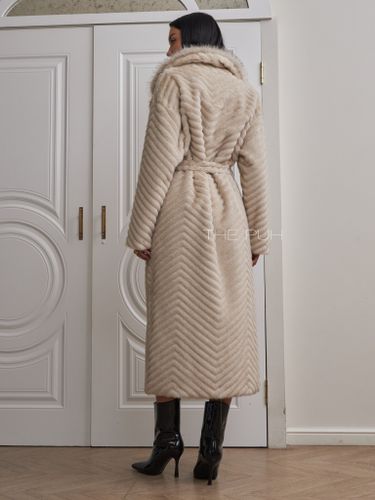Длинная бежевая шуба из эко-меха