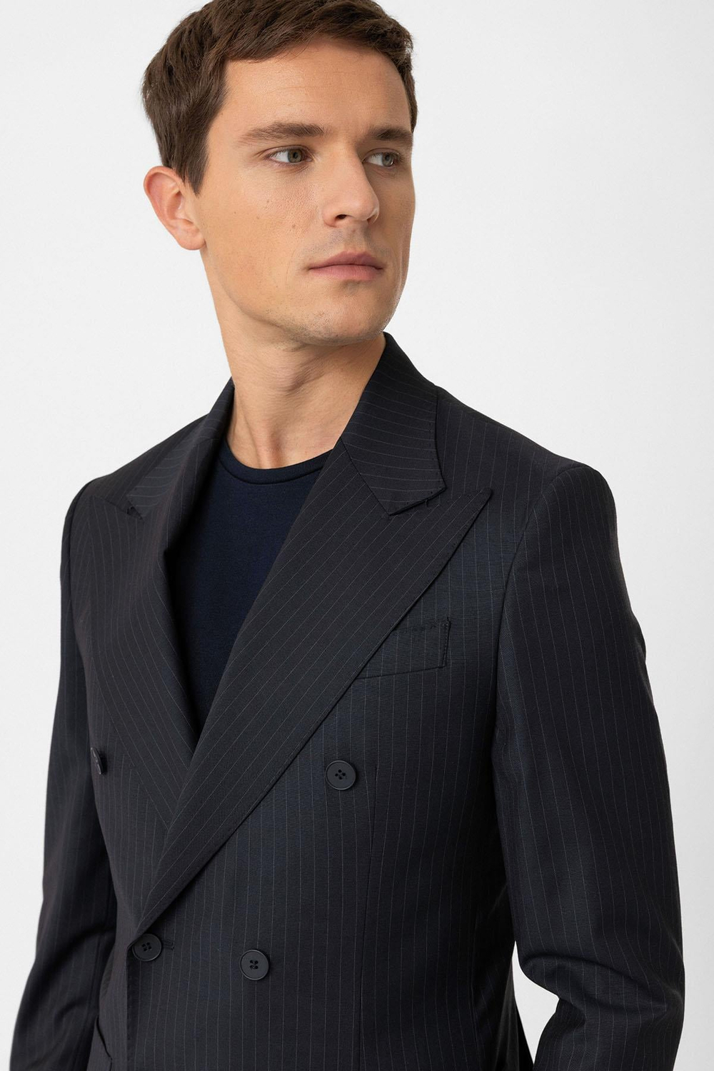Синий классический костюм двубортный в тонкую полоску