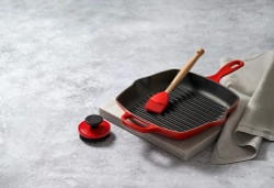 Le Creuset Чугунная сковорода-гриль диаметром 26 см вишневого цвета.
