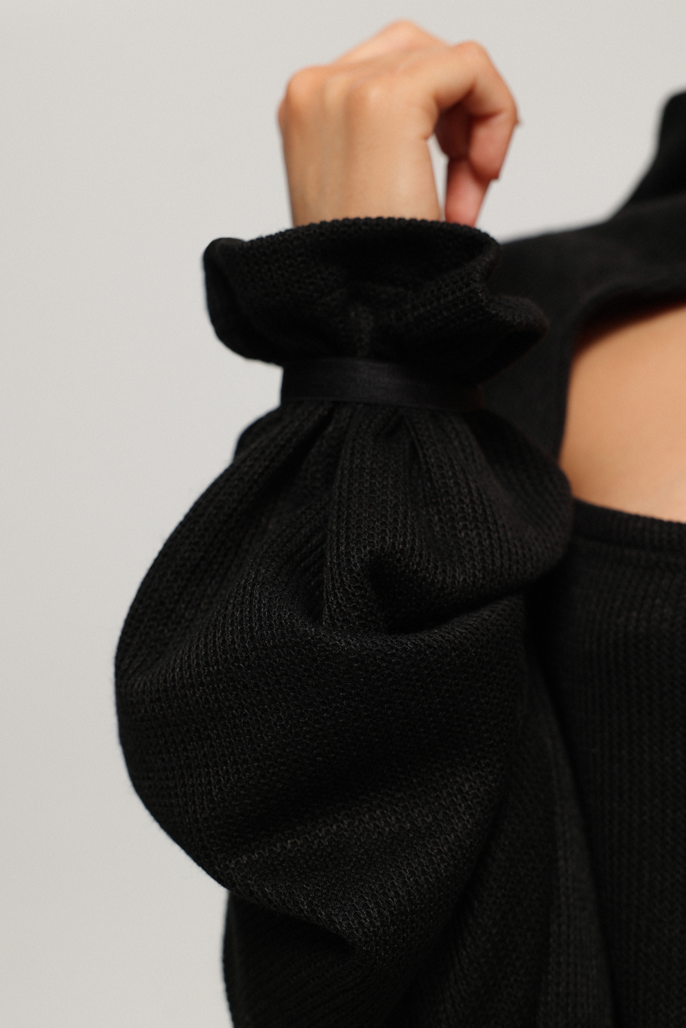 Платье с вырезом на груди макси