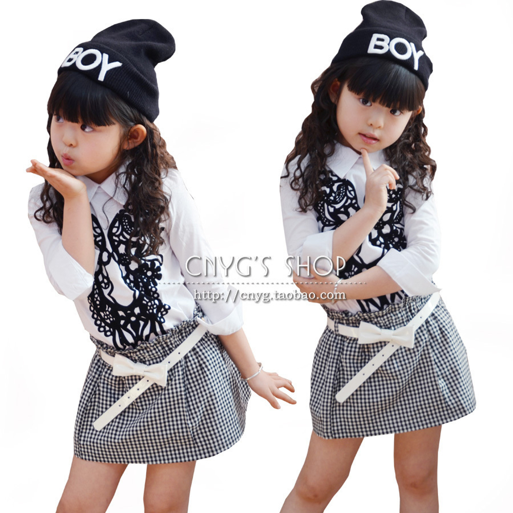 Блузка однотонная с контрастной узорной отделкой