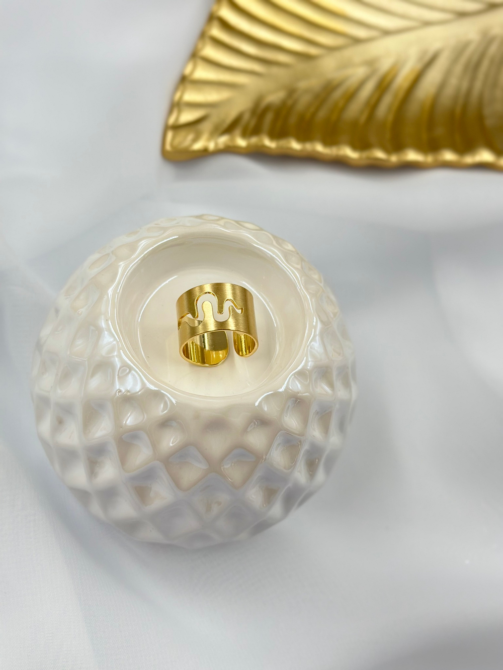 Кольцо широкое безразмерное с вырезом зигзаг, оттенок матовое золото