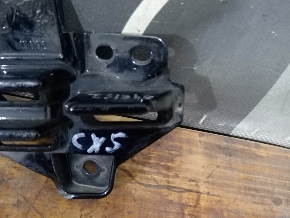 Кронштейн решетки радиатора левый Mazda CX-5 2 (KF) 21-нв Б/У Оригинал KSD450164