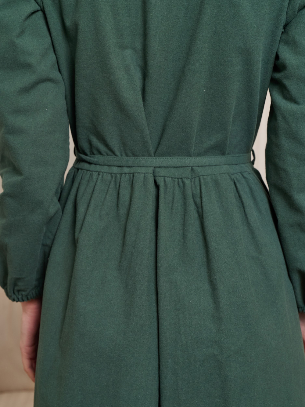 Платье с воротником стойкой