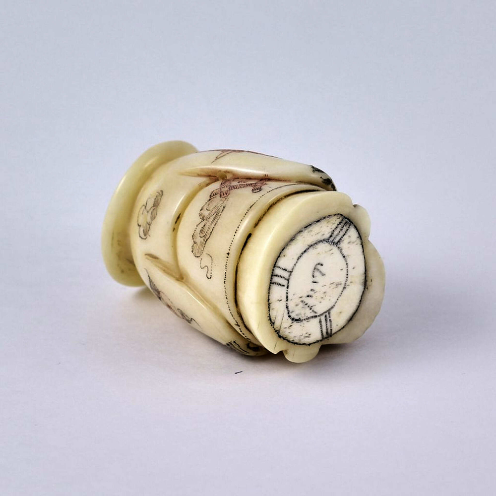 Нэцкэ Монах в круглой шляпе с корзиной рыбы