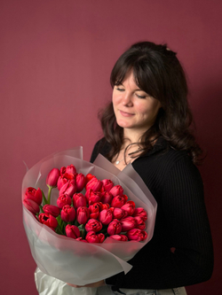 Букет бордовых гладких тюльпанов