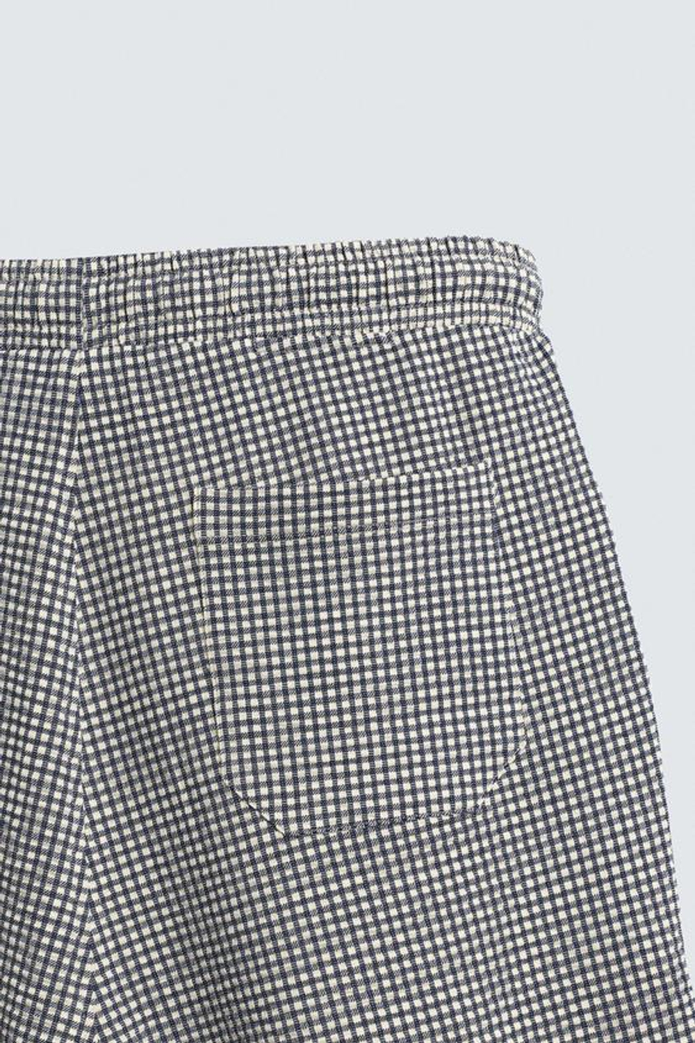 ZARA ШОРТЫ ИЗ ЖАТОЙ ТКАНИ СТРУКТУРЫ СИРСАКЕР, ЭКРЮ/ТЕМНО-СИНИЙ