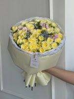 Букет из кустовых пионовидных роз, оксипеталума и маттиолы