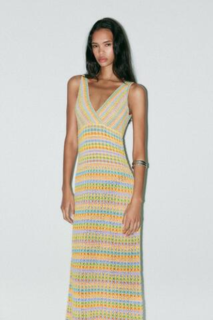 ZARA ДЛИННОЕ ТРИКОТАЖНОЕ ПЛАТЬЕ С КРУЖЕВОМ КРОШЕ, РАЗНОЦВЕТНЫЙ