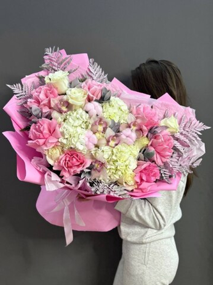 Авторский букет с розовыми французскими розами