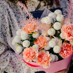 14. Стойкий букет с хризантемой и диантусами