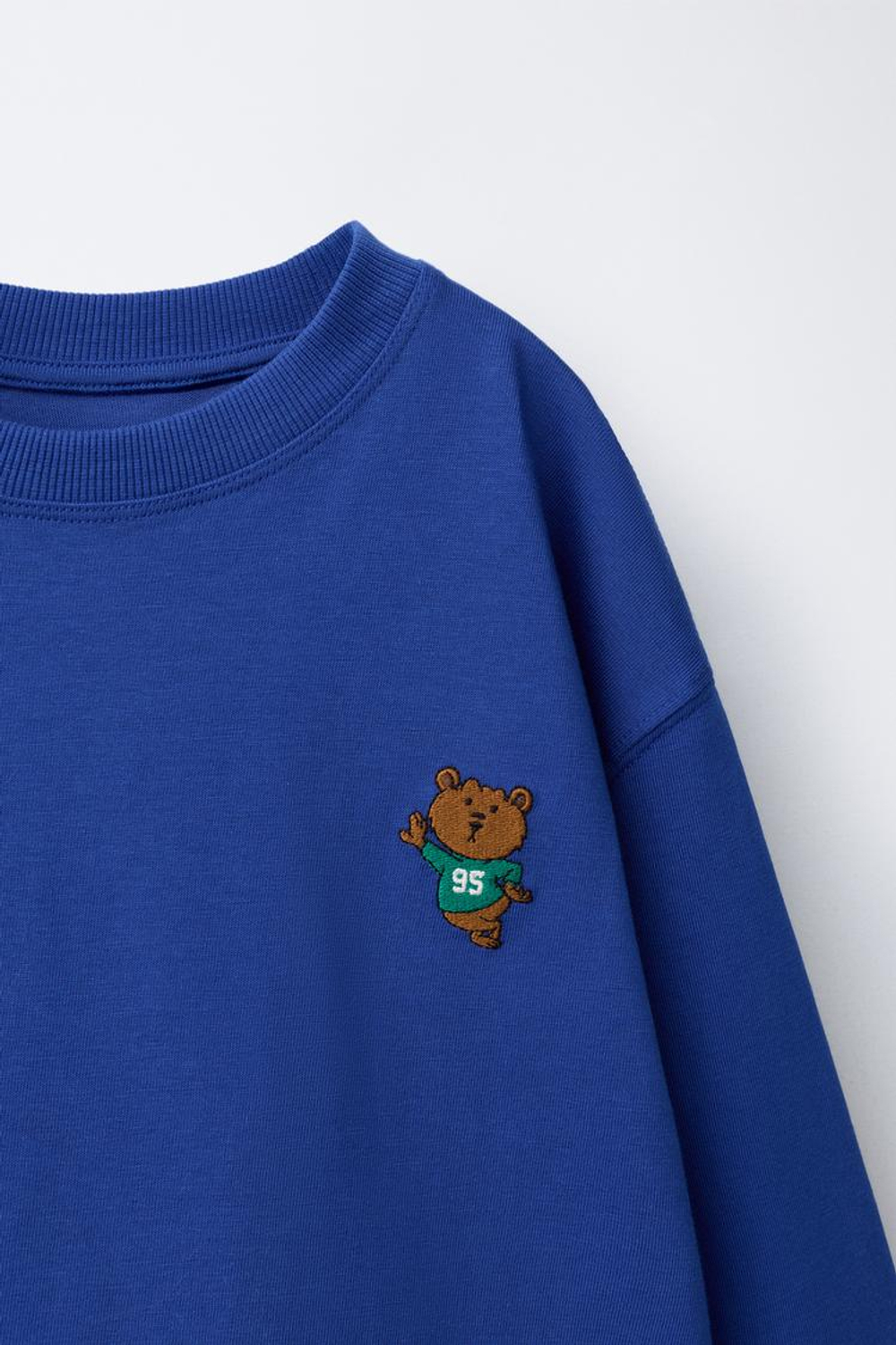 ZARA ЛОНГСЛИВ С ВЫШИТЫМ ЛЬВОМ, СИНИЙ