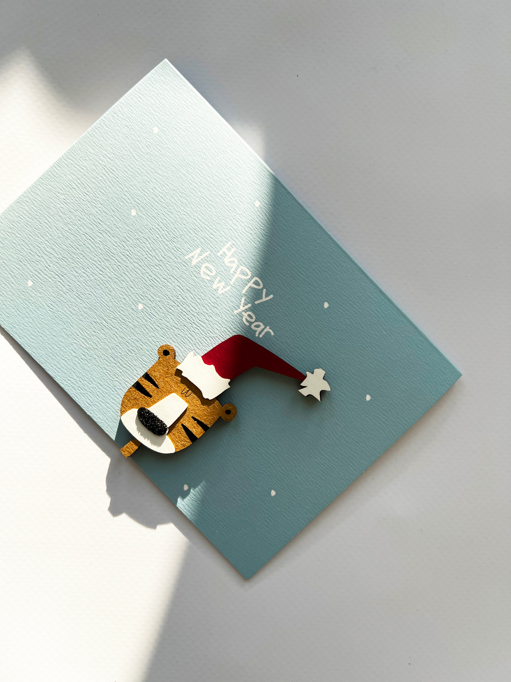 Открытка с деревянным элементом «Happy New Year» тигра в шапке, 13,5 × 9,5 см