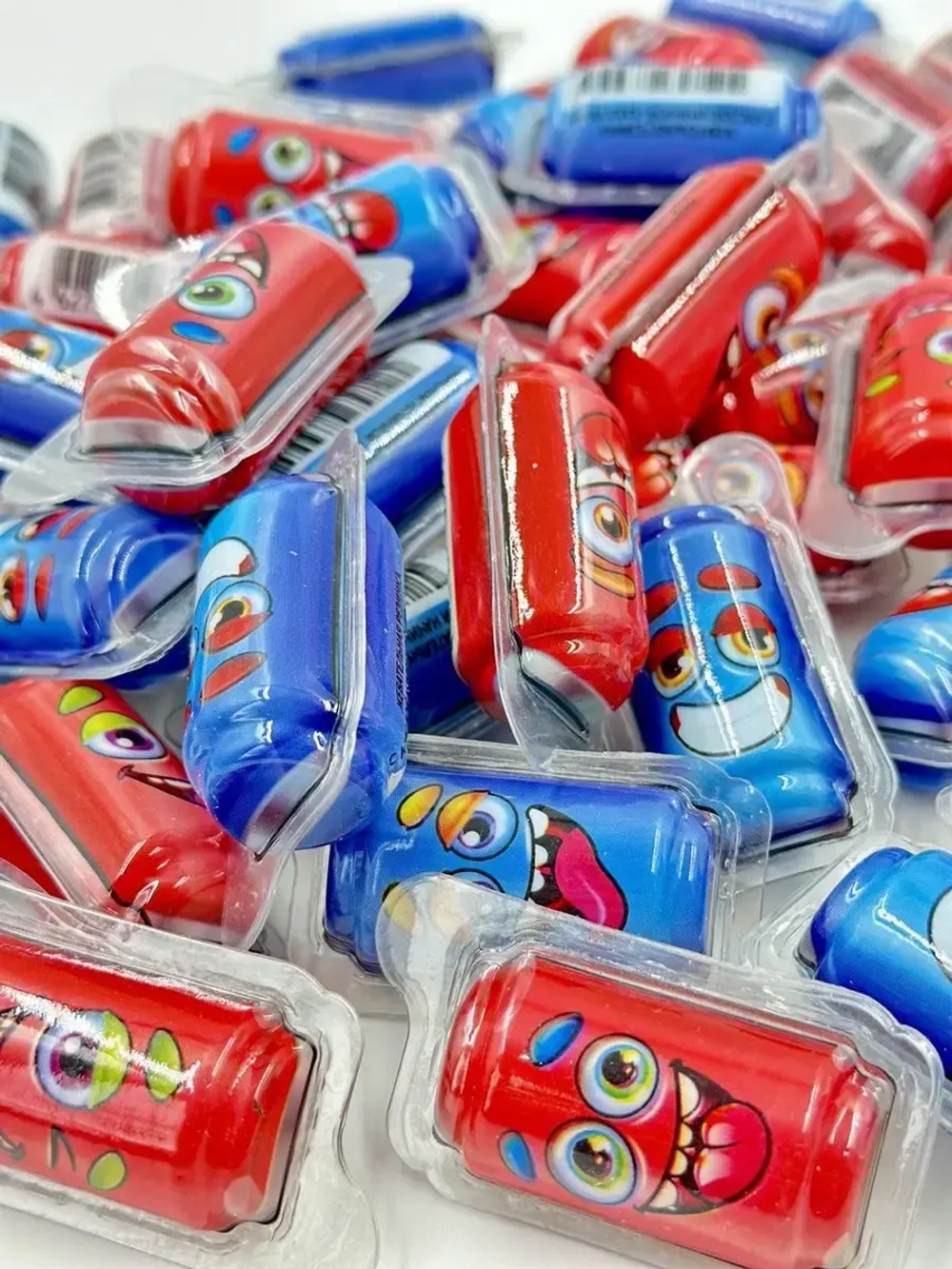 Жевательная резинка бабл кола  с кислoй нaчинкой