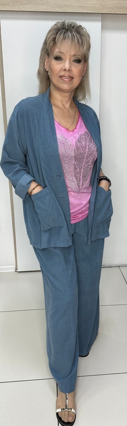 Итальянский брючный костюм из микро вельвета в джинсовом цвете