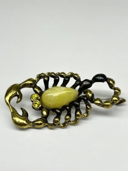 Бронзовая статуэтка на янтаре