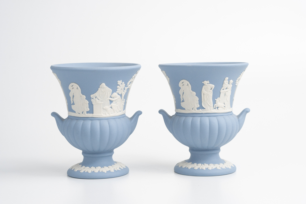 Пара ваз в классическом стиле с античным сюжетом из яшмового фарфора
