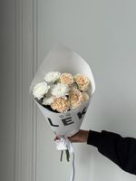 Кулек из хризантемы, кустовой пионовидной розы