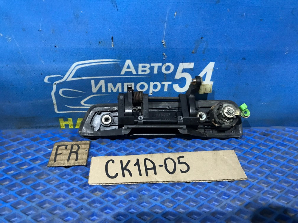 Ручка двери передней правой внешняя MITSUBISHI LANCER 1998