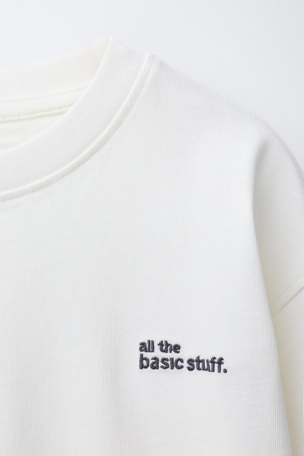 ZARA ФУТБОЛКА ИЗ ПЛОТНОЙ ТКАНИ С ВЫШИТОЙ НАДПИСЬЮ, ЭКРЮ