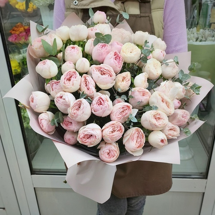 Букет из 15 кустовых пионовидных роз сорта "Mansfield park"