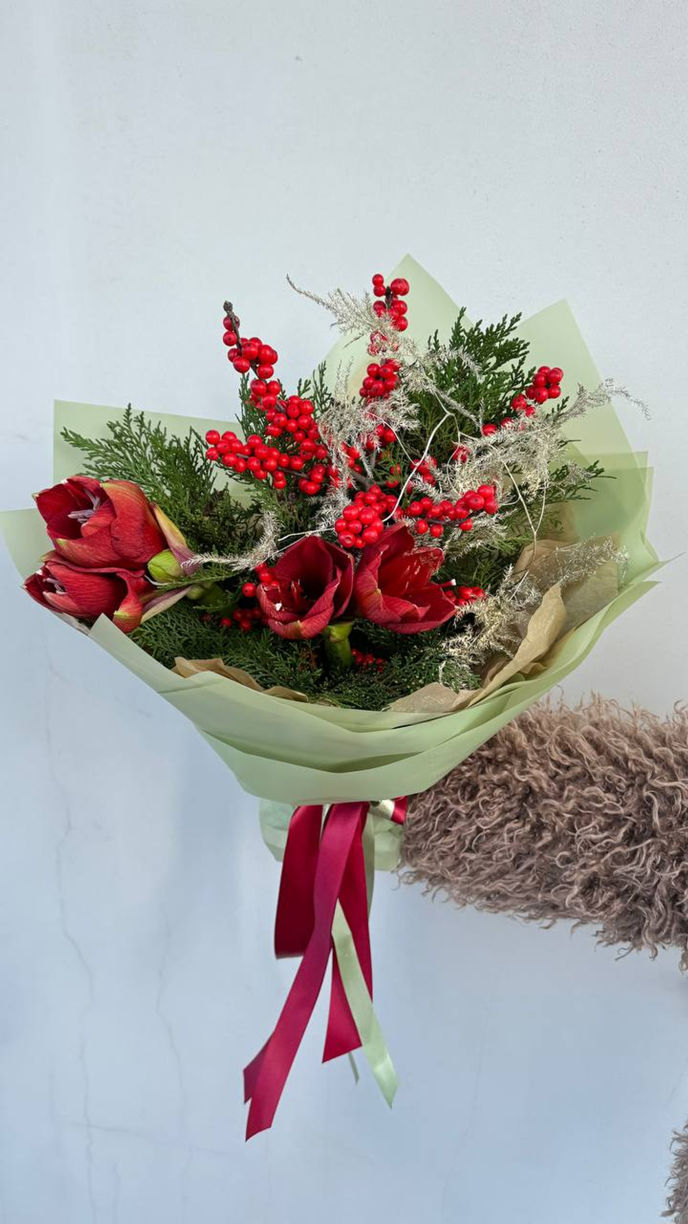 Зимний букет с амариллисом и илексом