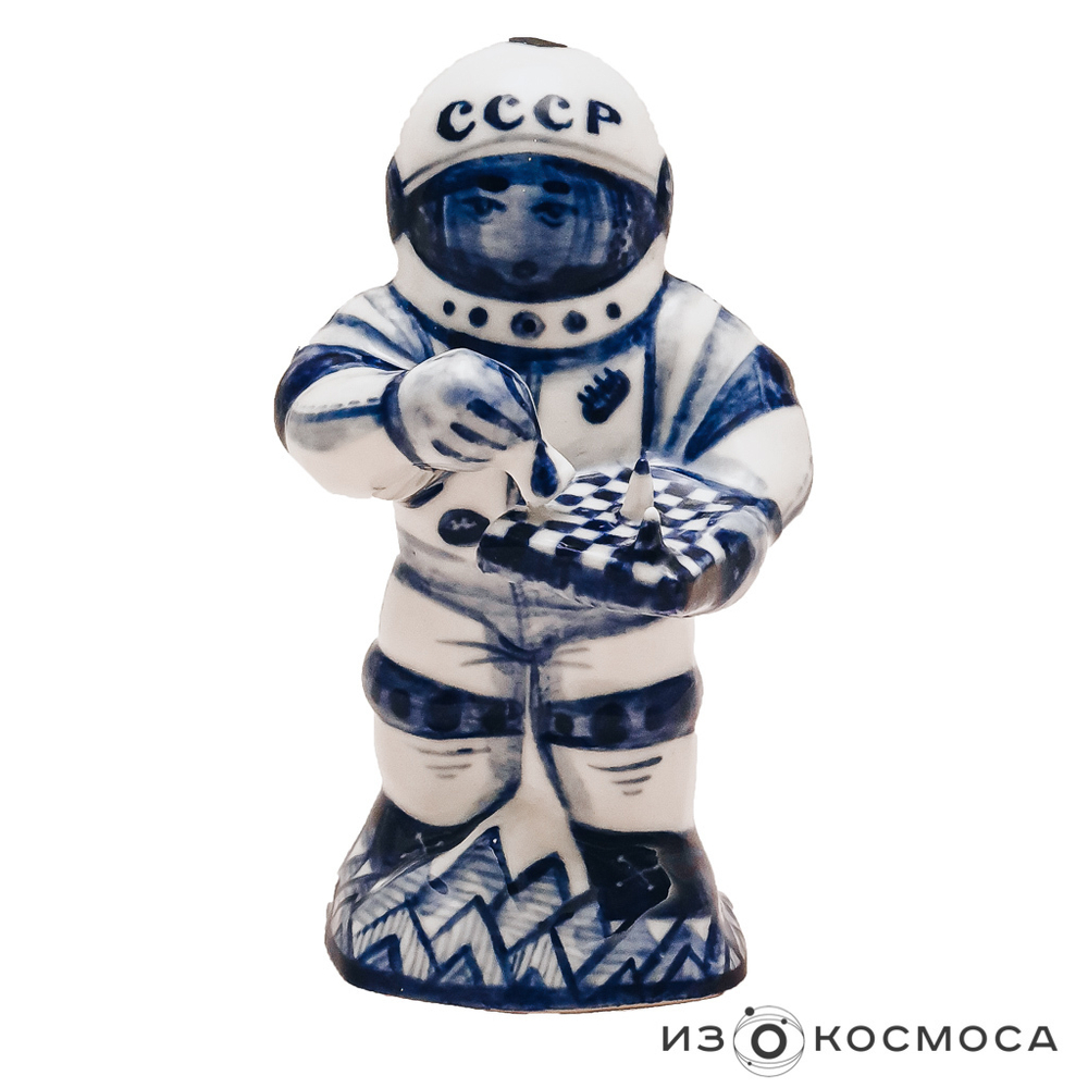 Скульптура "Космонавт с шахматами"