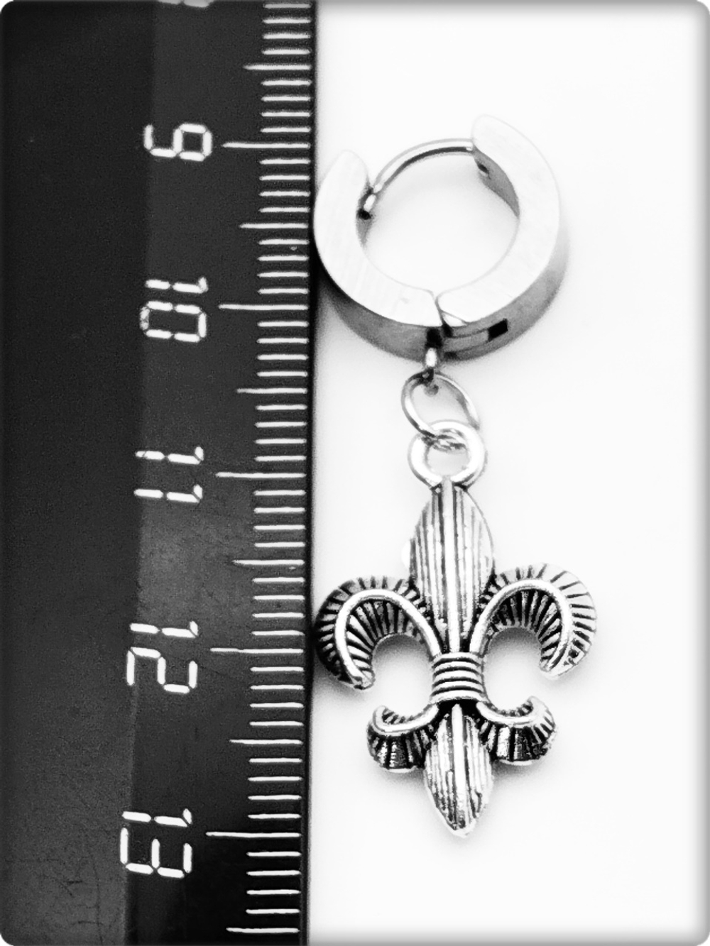 Стальная моносерьга "Геральдическая лилия" для пирсинга уха.