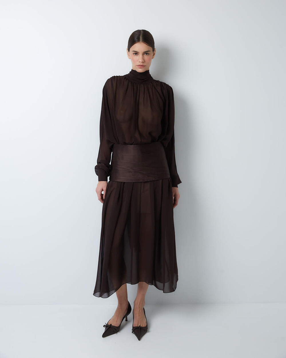 Платье с баской из шелкового шифона шоколад