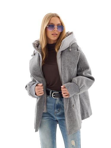 Серое двубортное пальто с манишкой