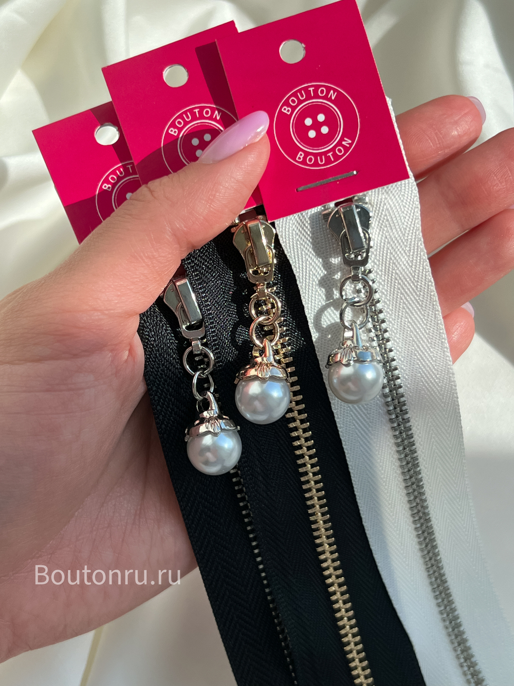 Молния черная с жемчужиной в обрамлении ажурного золотистого металла