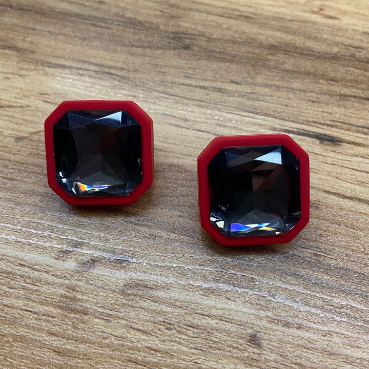 Серьги-гвоздики Fashion кристалл серый в оправе квадрат скошенный пластик цвет красный