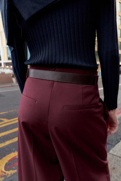 ZARA БРЮКИ С ЗАЩИПАМИ И РЕМНЕМ, БУРГУНДИ