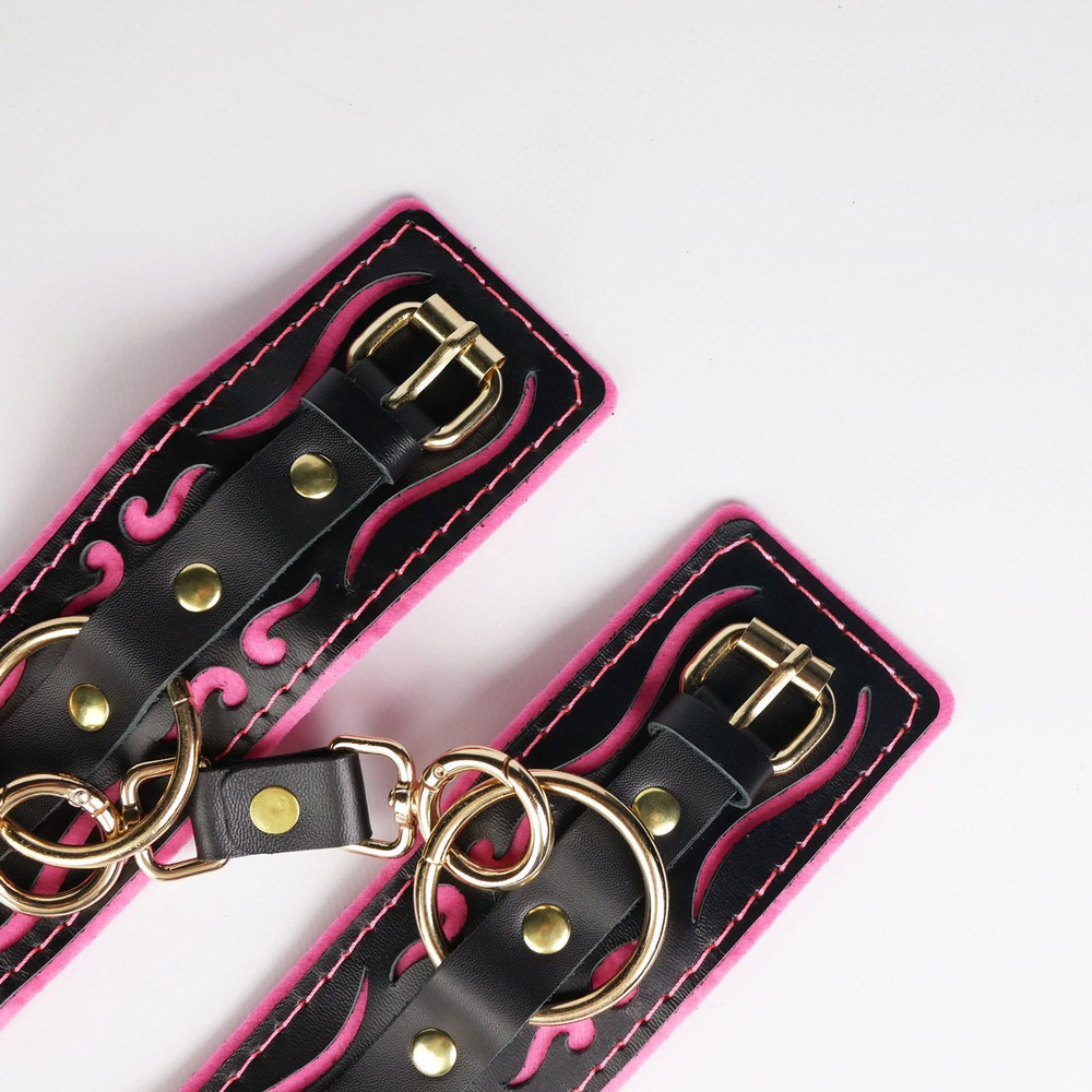 Черные кожаные наручники с розовой строчкой (Цвет: черный с розовым)
