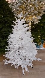 литая белая ель