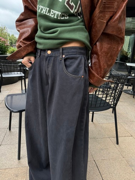 Широкие графитовые джинсы с защипами