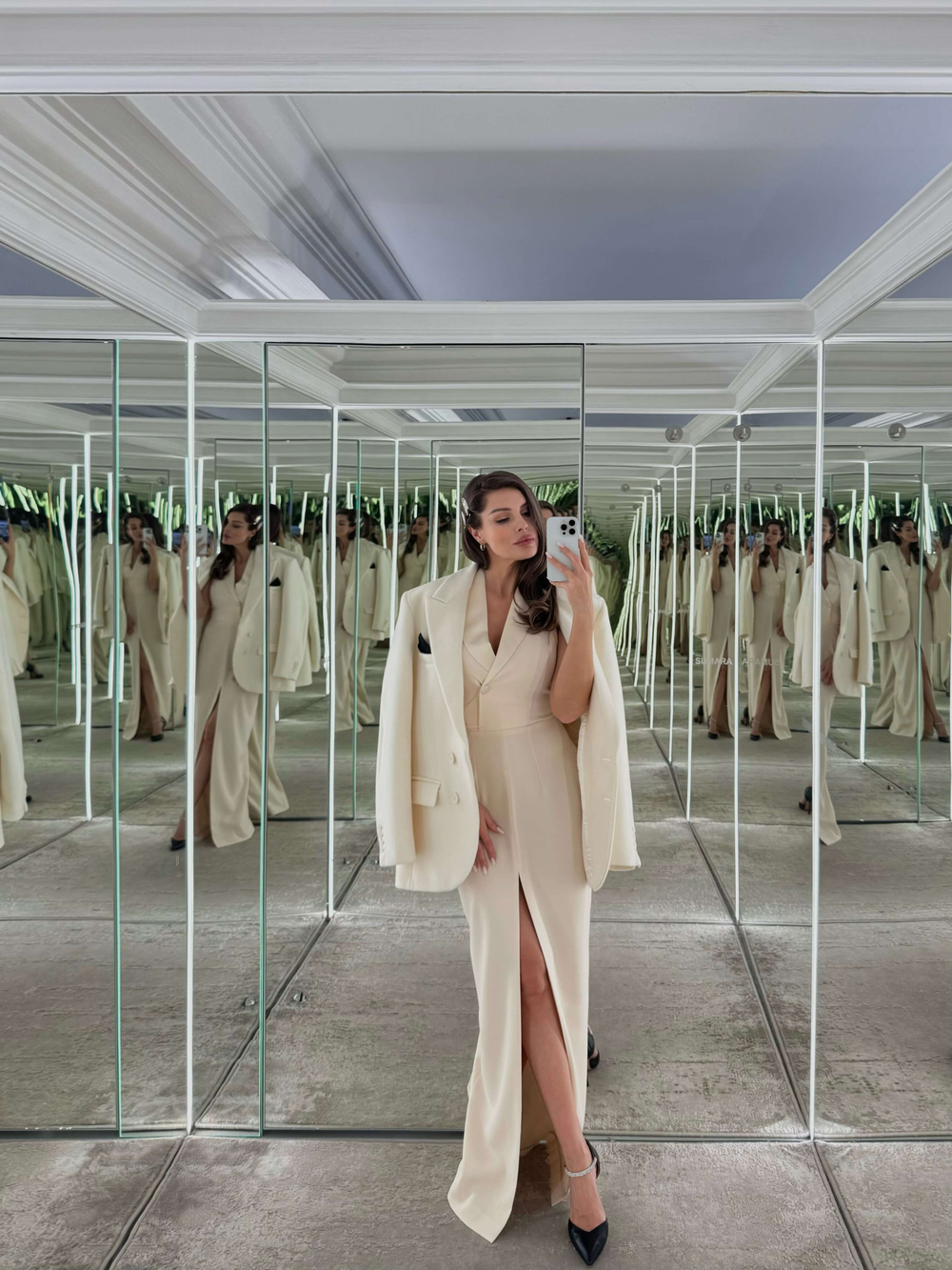 Платье макси с открытыми плечами и атласным воротником