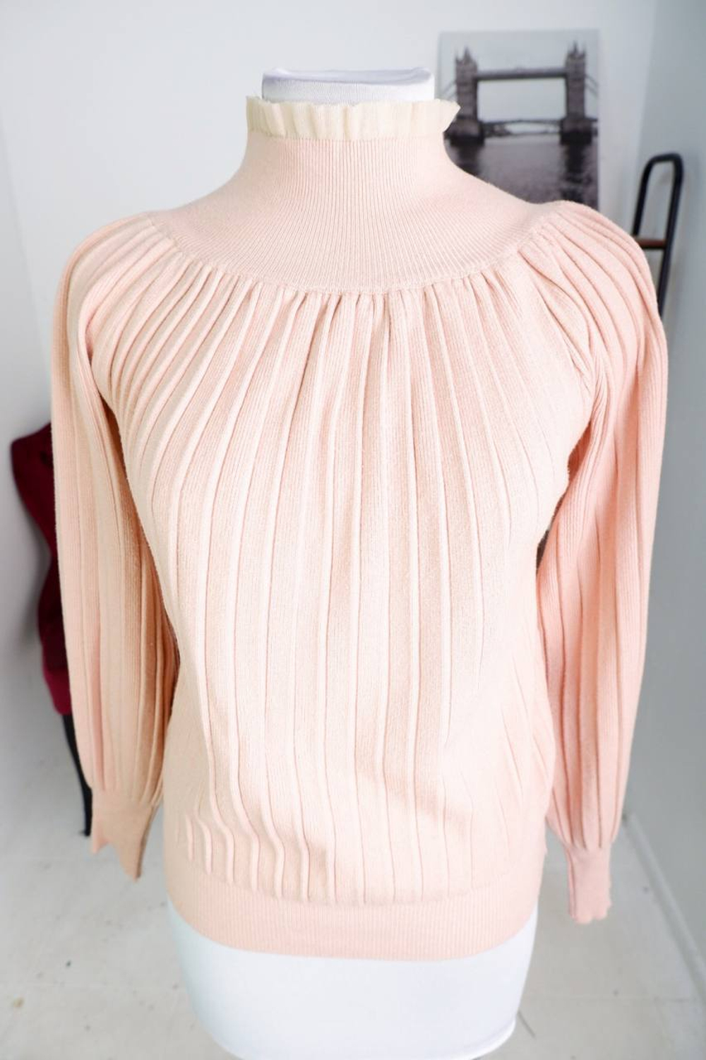 Джемпер нежного цвета, визуально на 46 размер