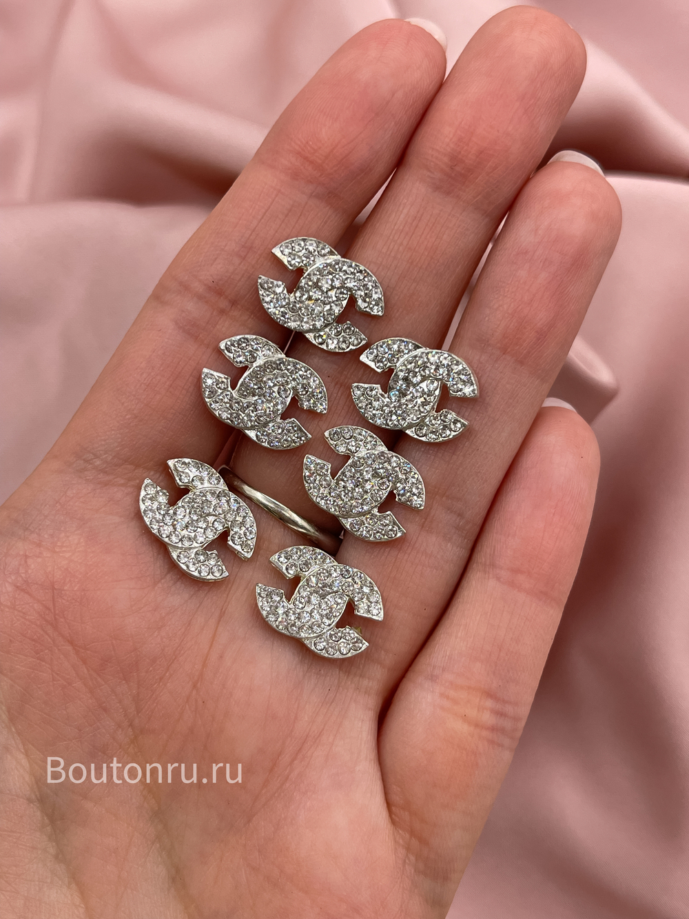 Пуговицы Шан. серебрисое лого в стразах 14 мм