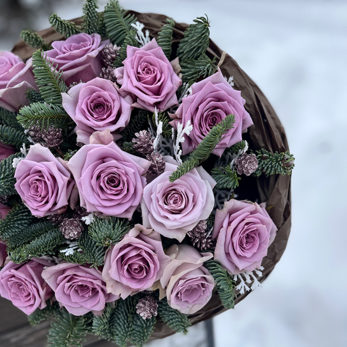 ❄ Аметистовое сияние — новогодний букет интерьерных лунных роз в цвете 2025 года