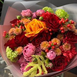 Букет из микса роз, сантини и диантусов, украшенный амарантом