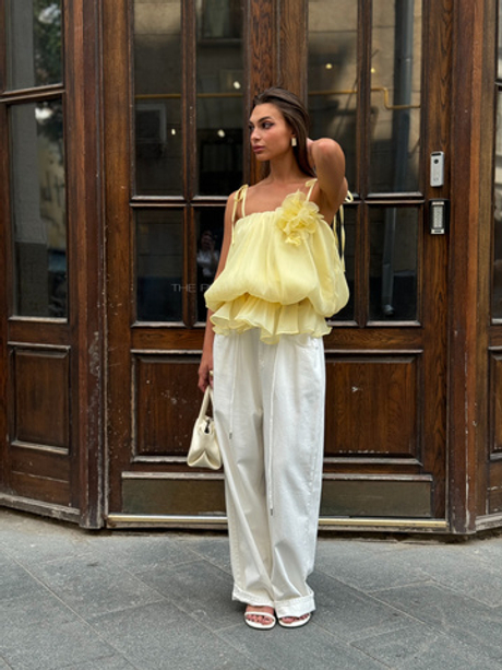 Объемный желтый топ из шифона с брошью