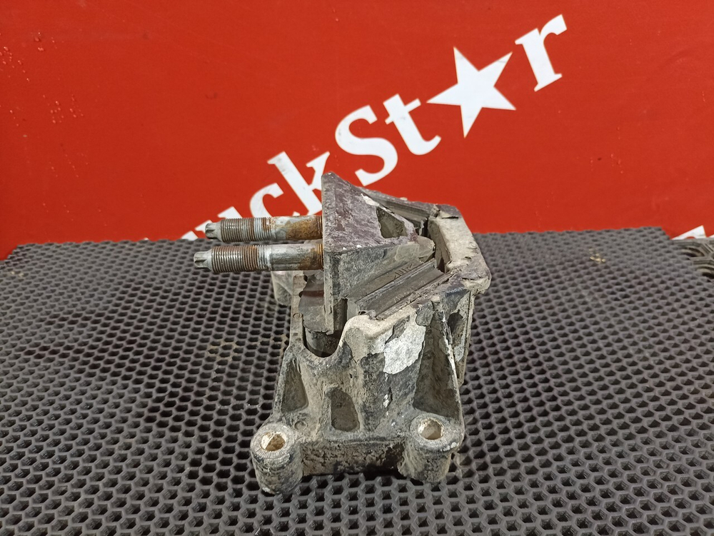 Подушка двигателя задняя 2016 год.