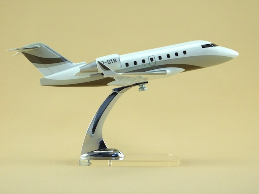 Модель самолета Challenger 604 (М1:72)
