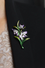 Брошь-подвеска букет из бело-фиолетовых орхидей